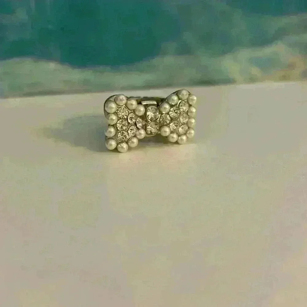 🐳 Crystal and Pearl White Bow Tie Stretch Ring